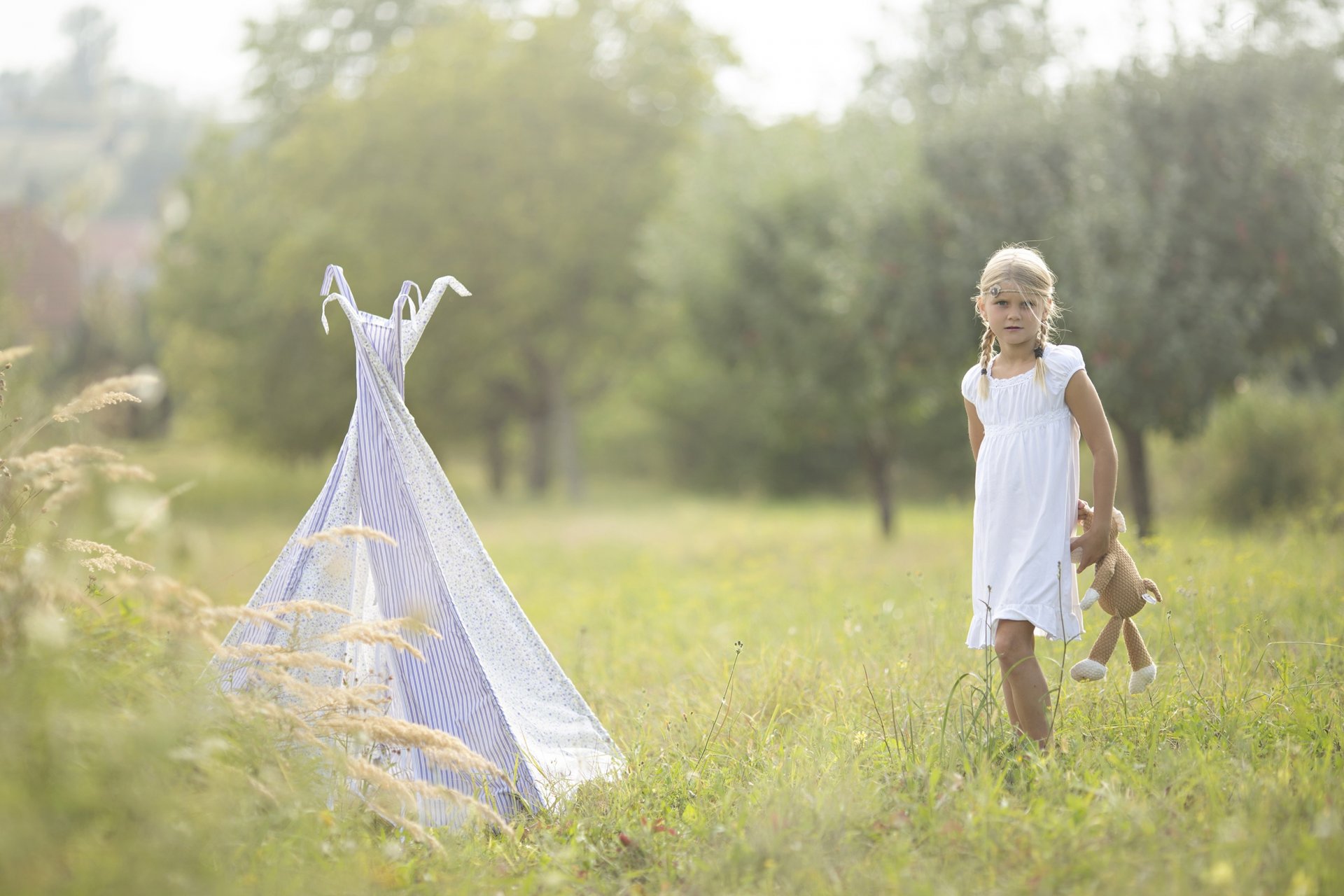 mädchen feld sommer spielzeug