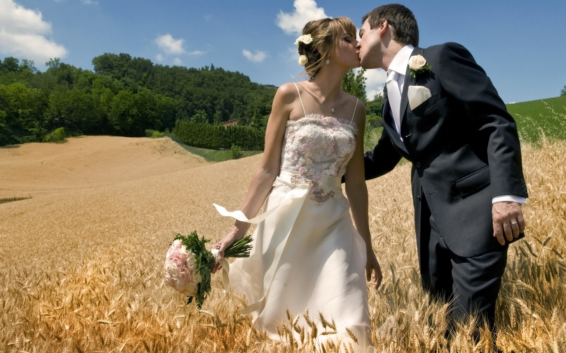 deux amoureux mariage couple marié mariée champ baiser