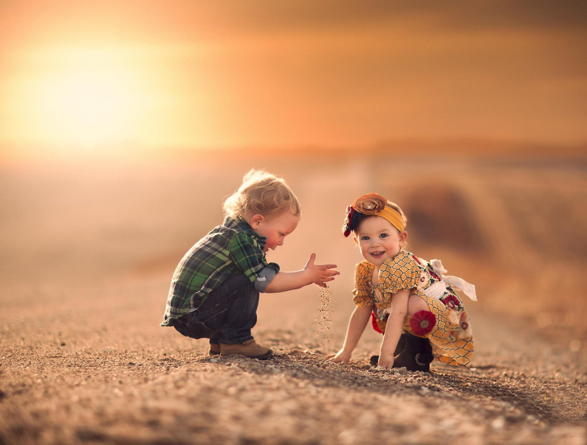 niño niña carretera sonrisas bokeh