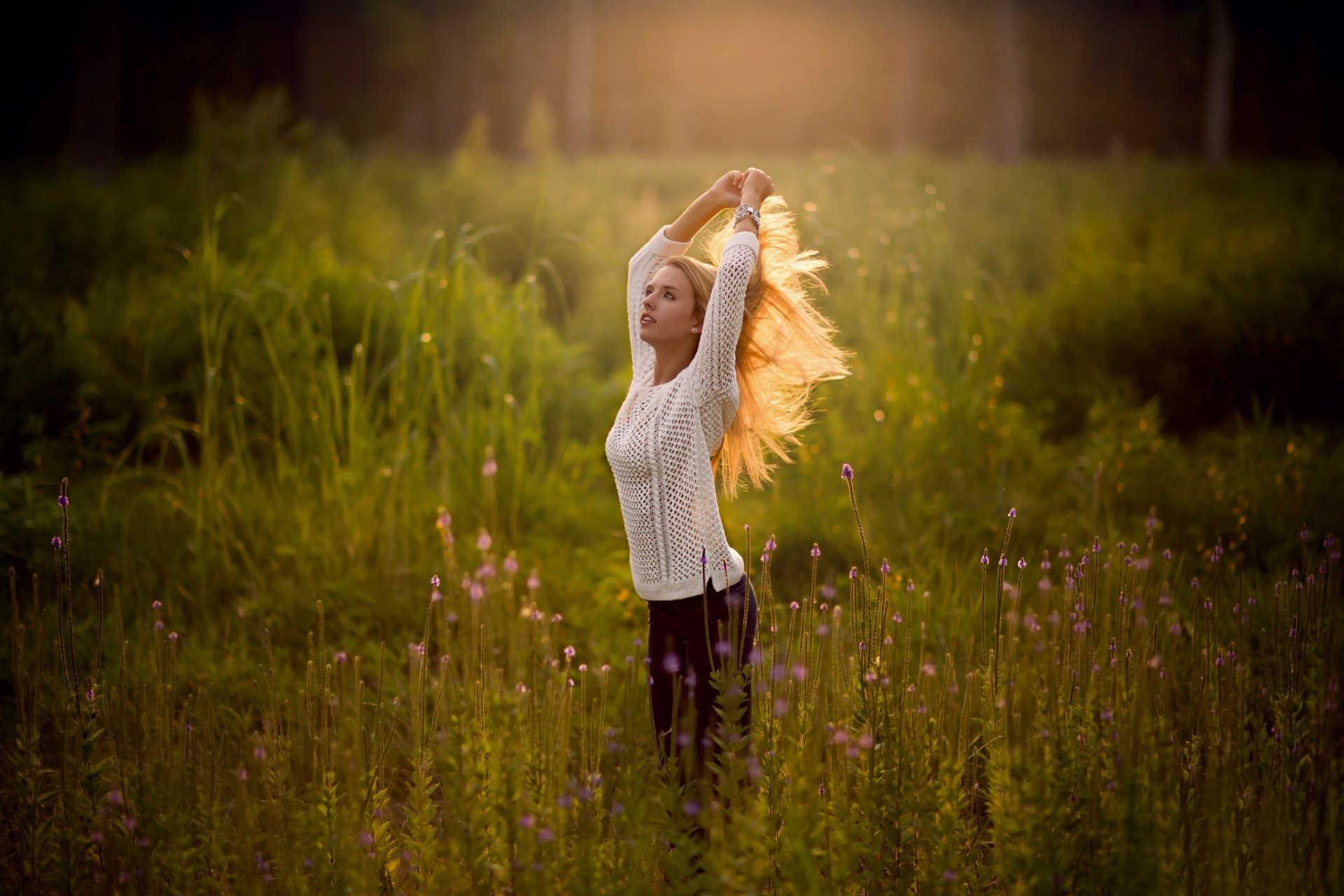 verano campo chica suéter pelo swing bokeh belleza