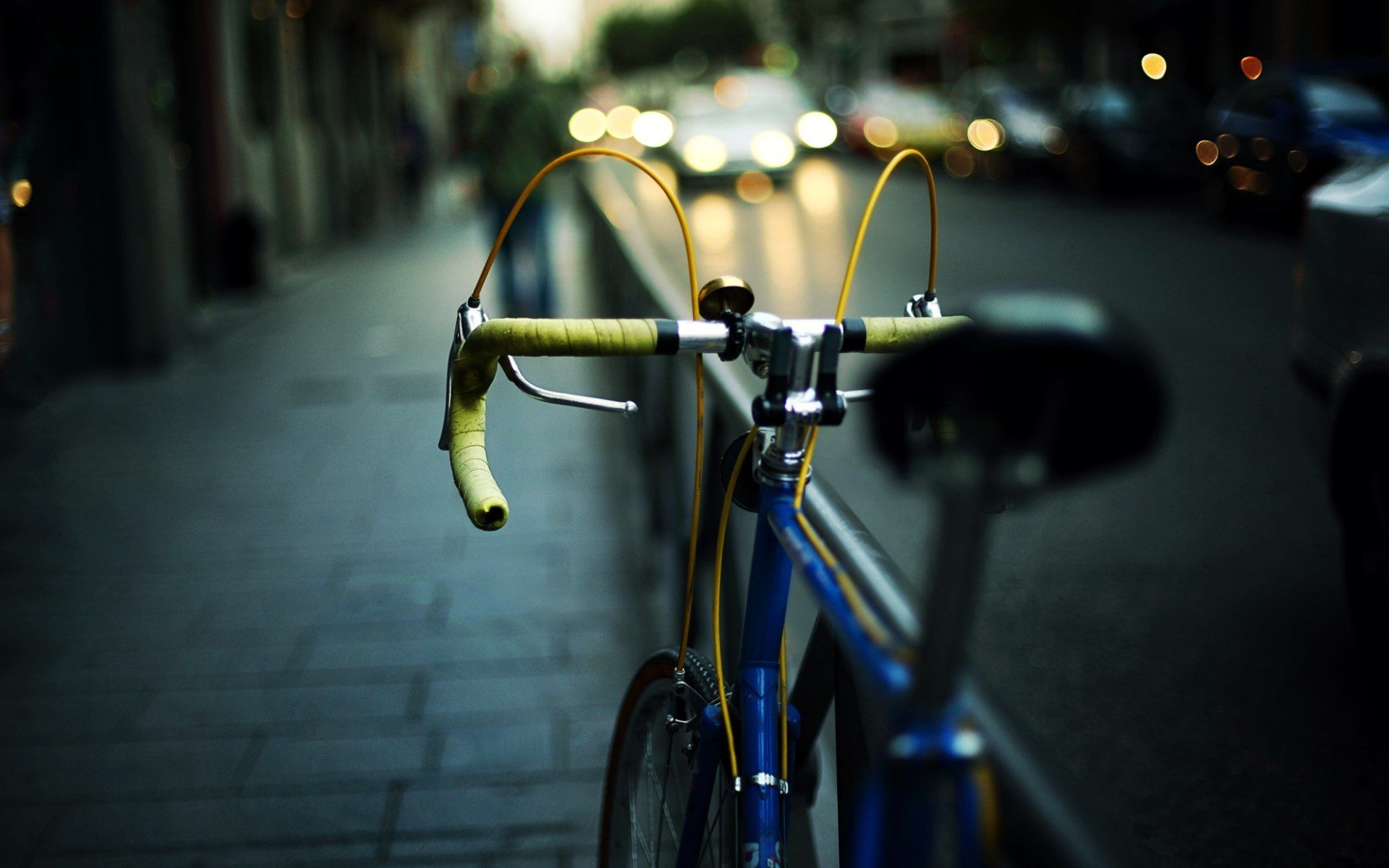 umore bici grande. volante strada strada auto auto città sera luci fari bokeh sfocatura sfondo macro carta da parati widescreen schermo intero widescreen