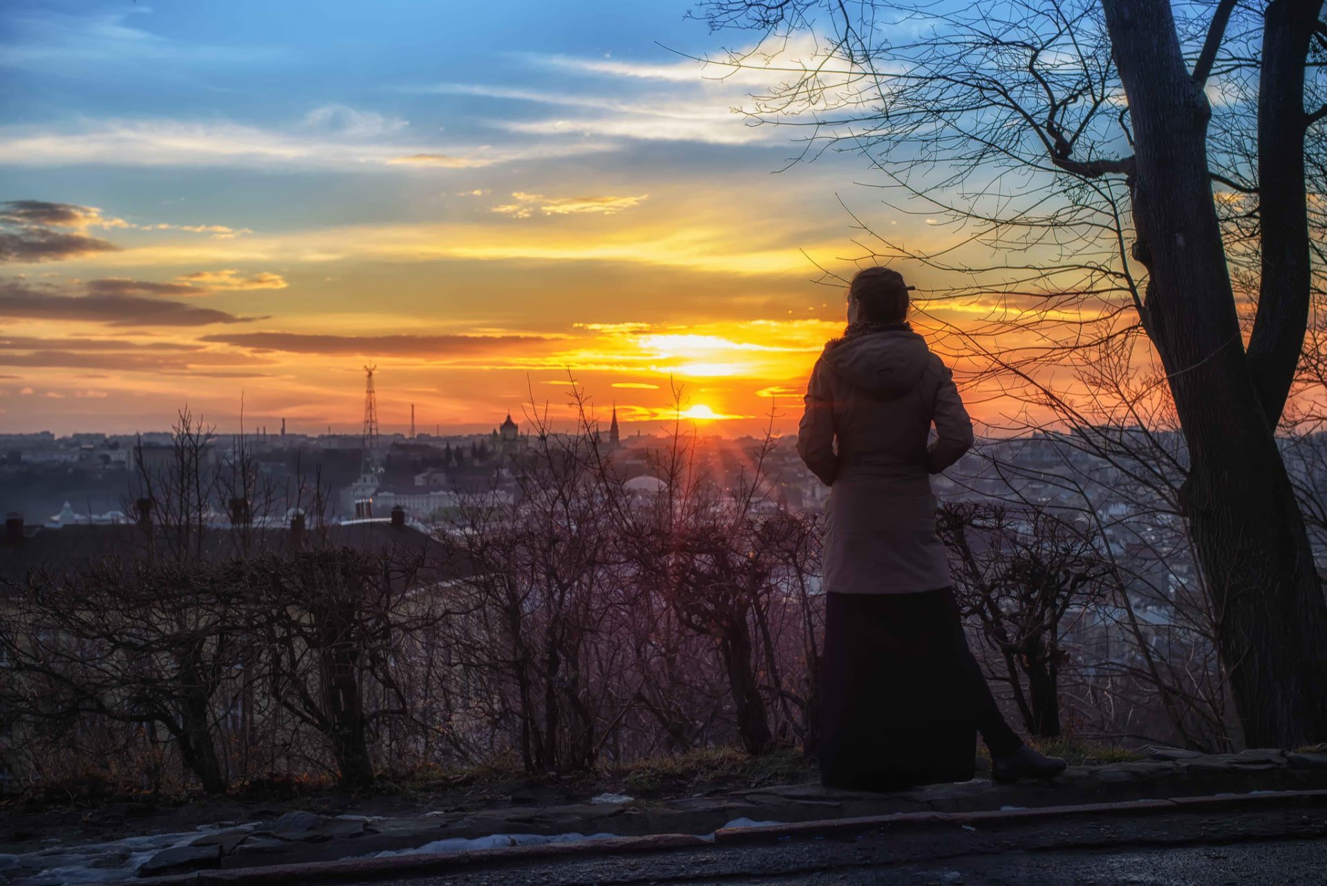 dziewczyna słońce zachód słońca widok miasto lwów