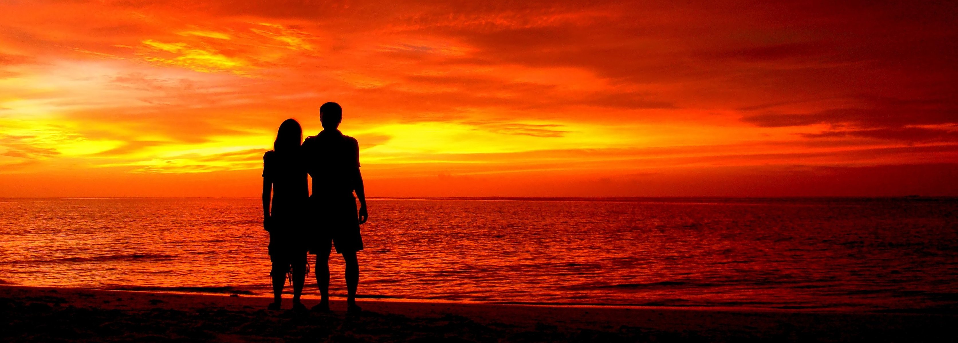 silhouette romantique couple amoureux beau ciel coucher de soleil rouge maldives océan indien nature paysage amour silhouette romantique