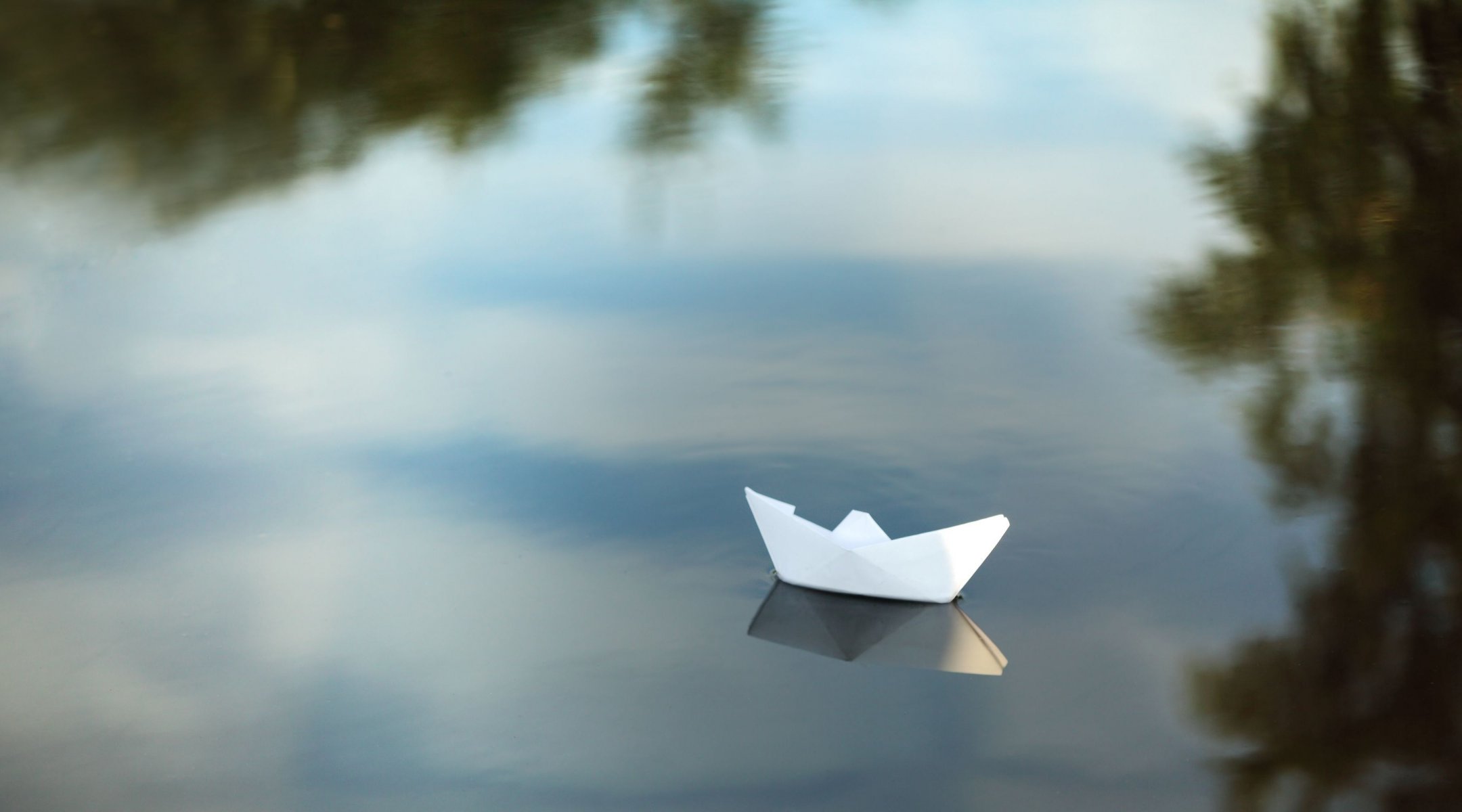 stimmung papierschiff boot boot schiff see wasser fluss reflexion natur hintergrund tapete widescreen vollbild widescreen