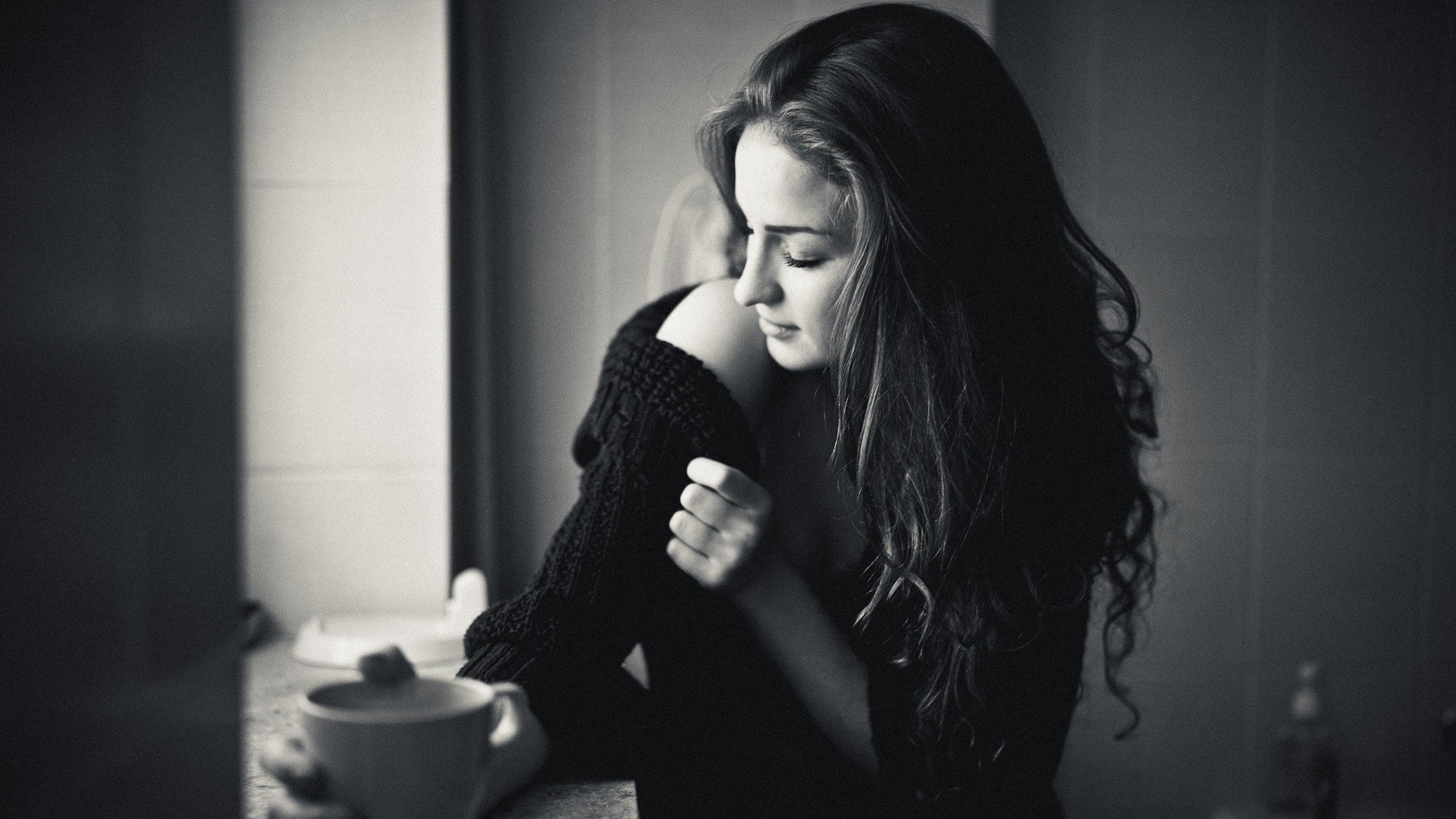 noir et blanc une jeune fille une tasse de l épaule de l humeur