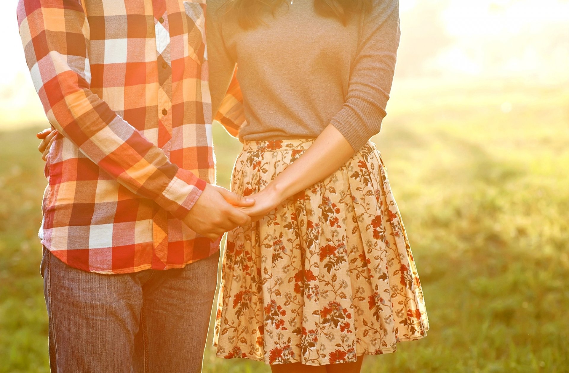 estado de ánimo chica novio hombre mujer pareja pareja amor sentimientos manos falda verano calidez familia naturaleza desenfoque fondo fondo de pantalla pantalla ancha pantalla completa pantalla ancha