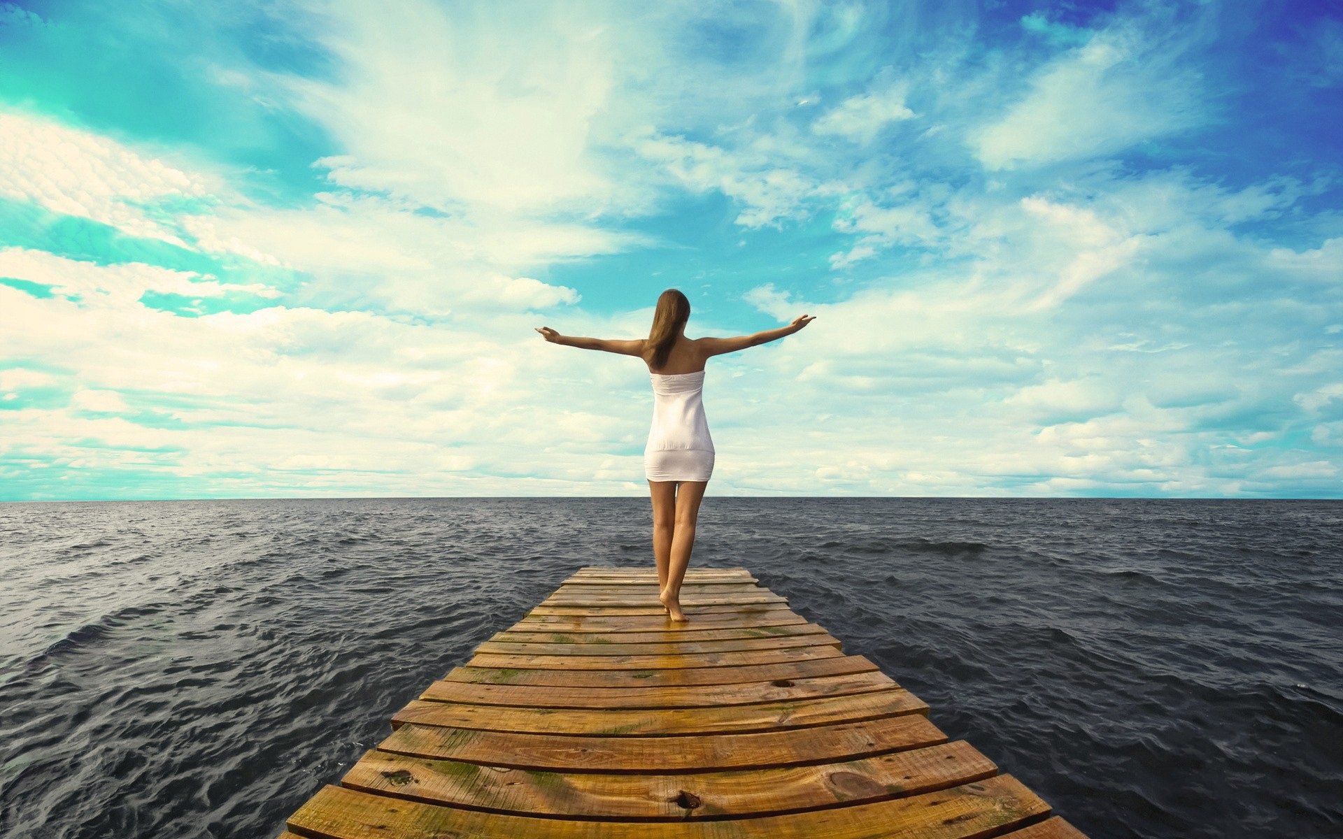 muelle tablas mar océano chica vestido horizonte cielo nubes