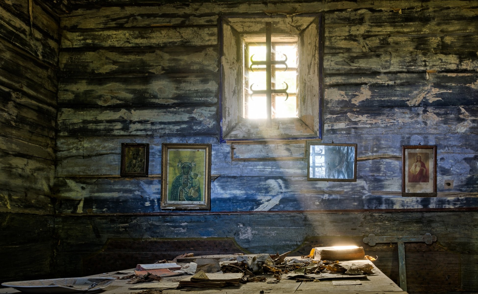 stanza desolazione tristezza icone finestra raggio di luce speranza