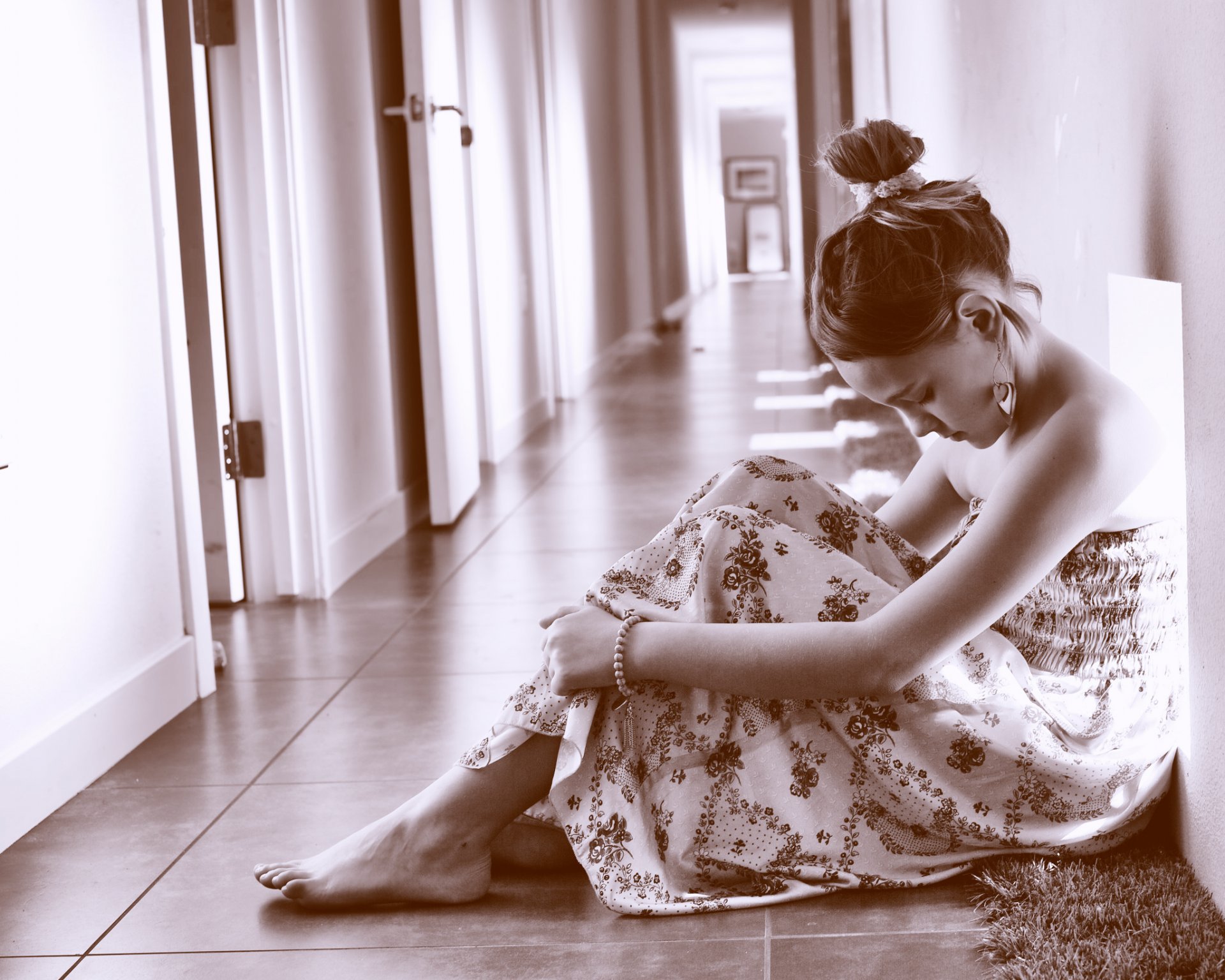 la fille une robe un couloir noir et blanc de la photo de la tristesse