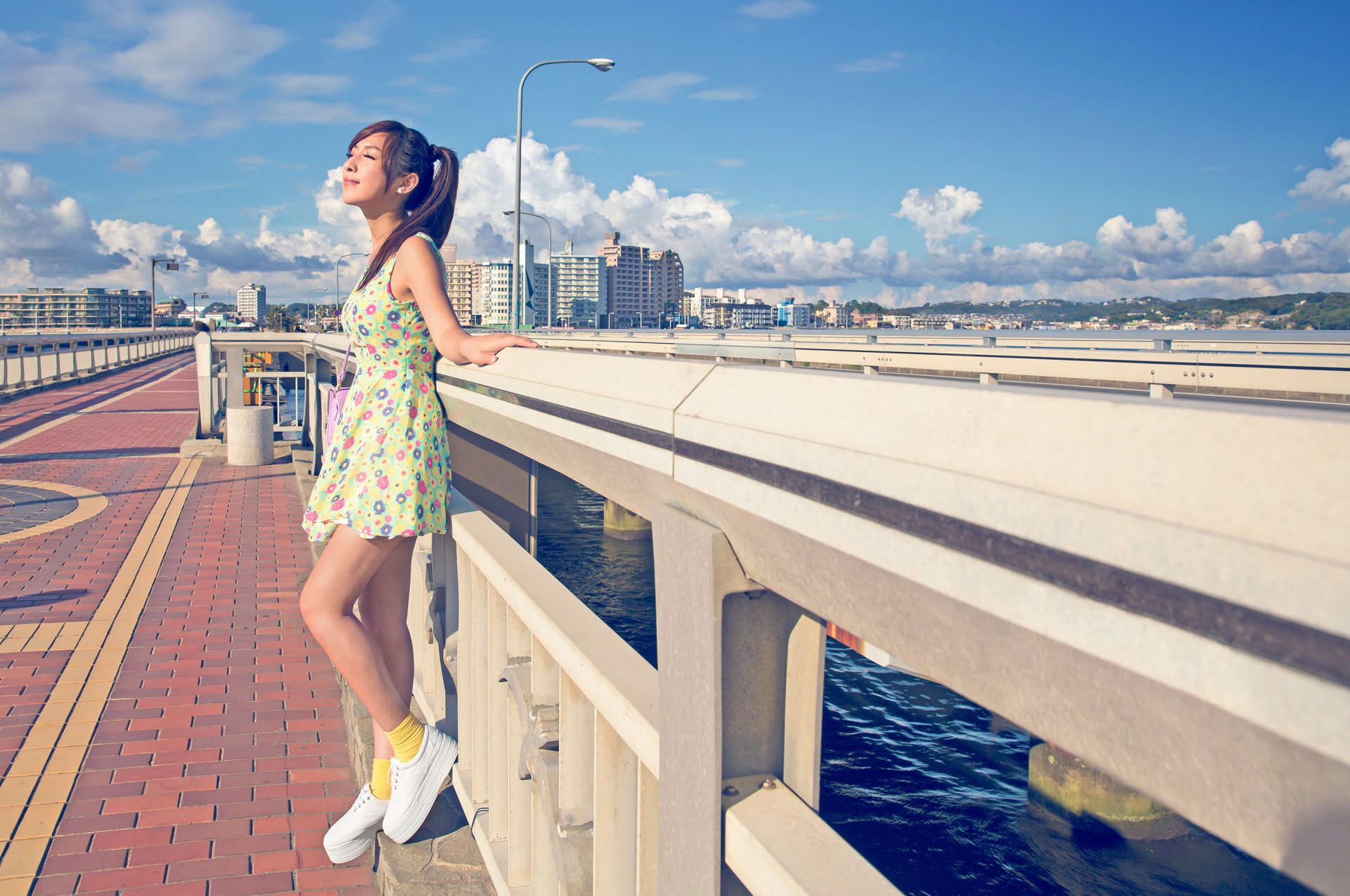 la ville l été le soleil la jeune fille robe