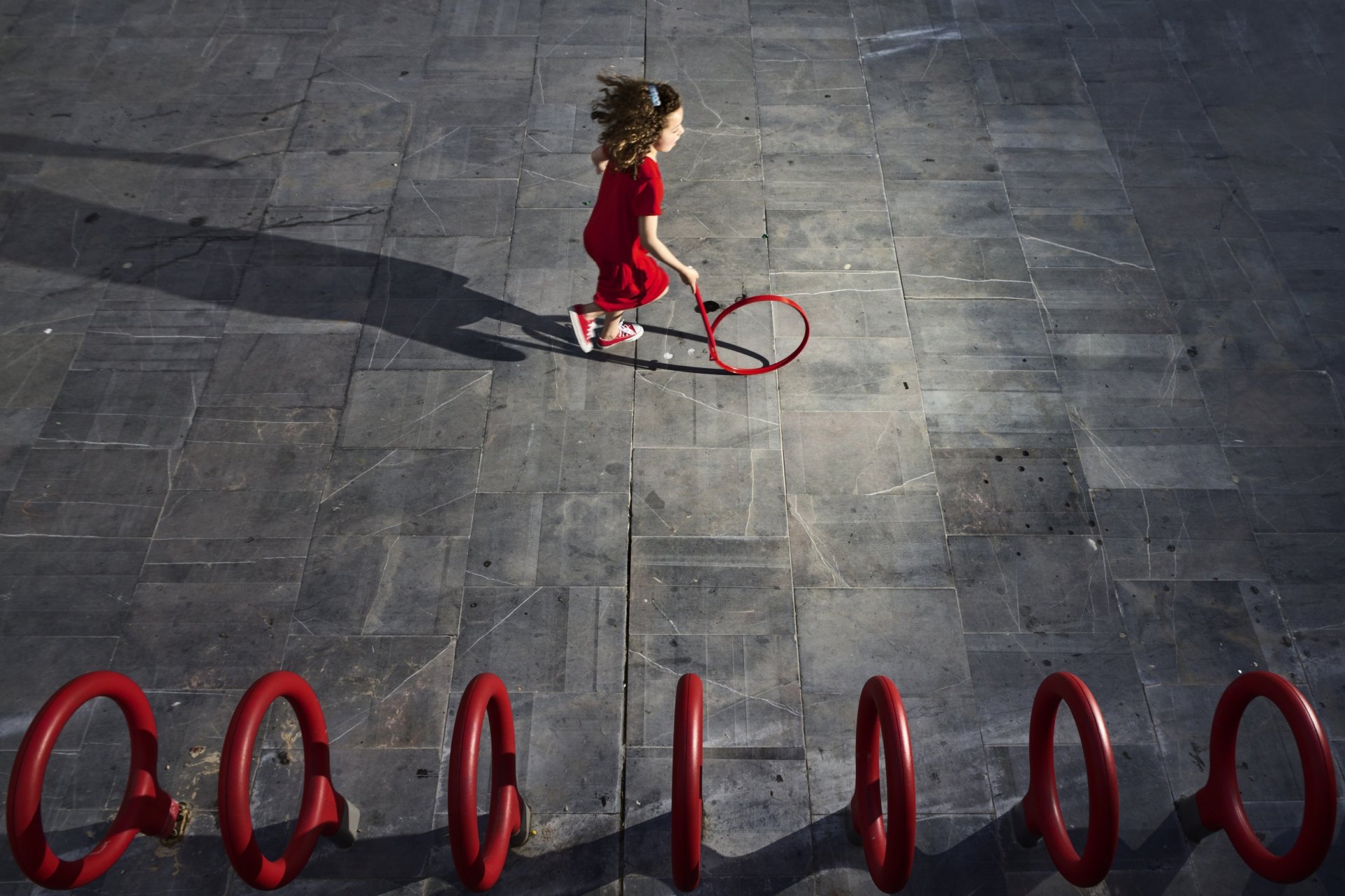 qui est le prochain ? fille faire du jogging des cercles