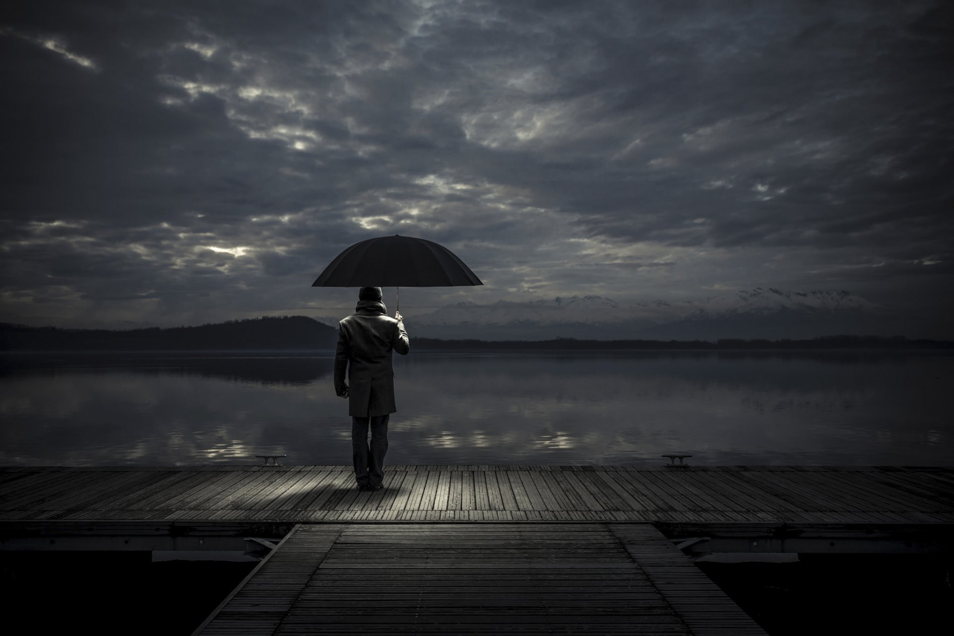 homme parapluie quai attente