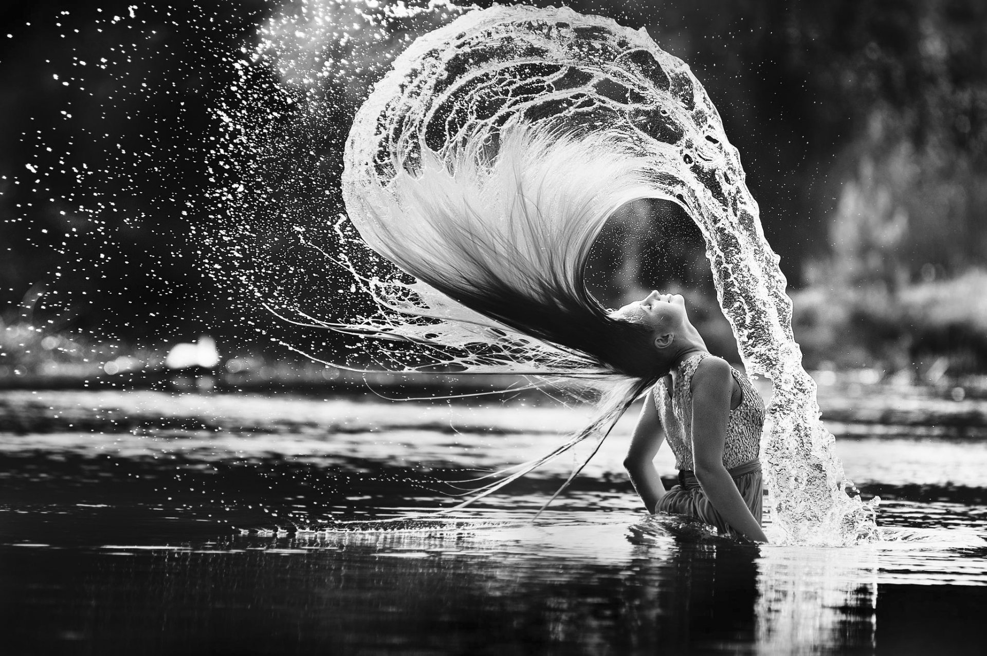 mädchen im wasser haare schwingen spritzen spritzen