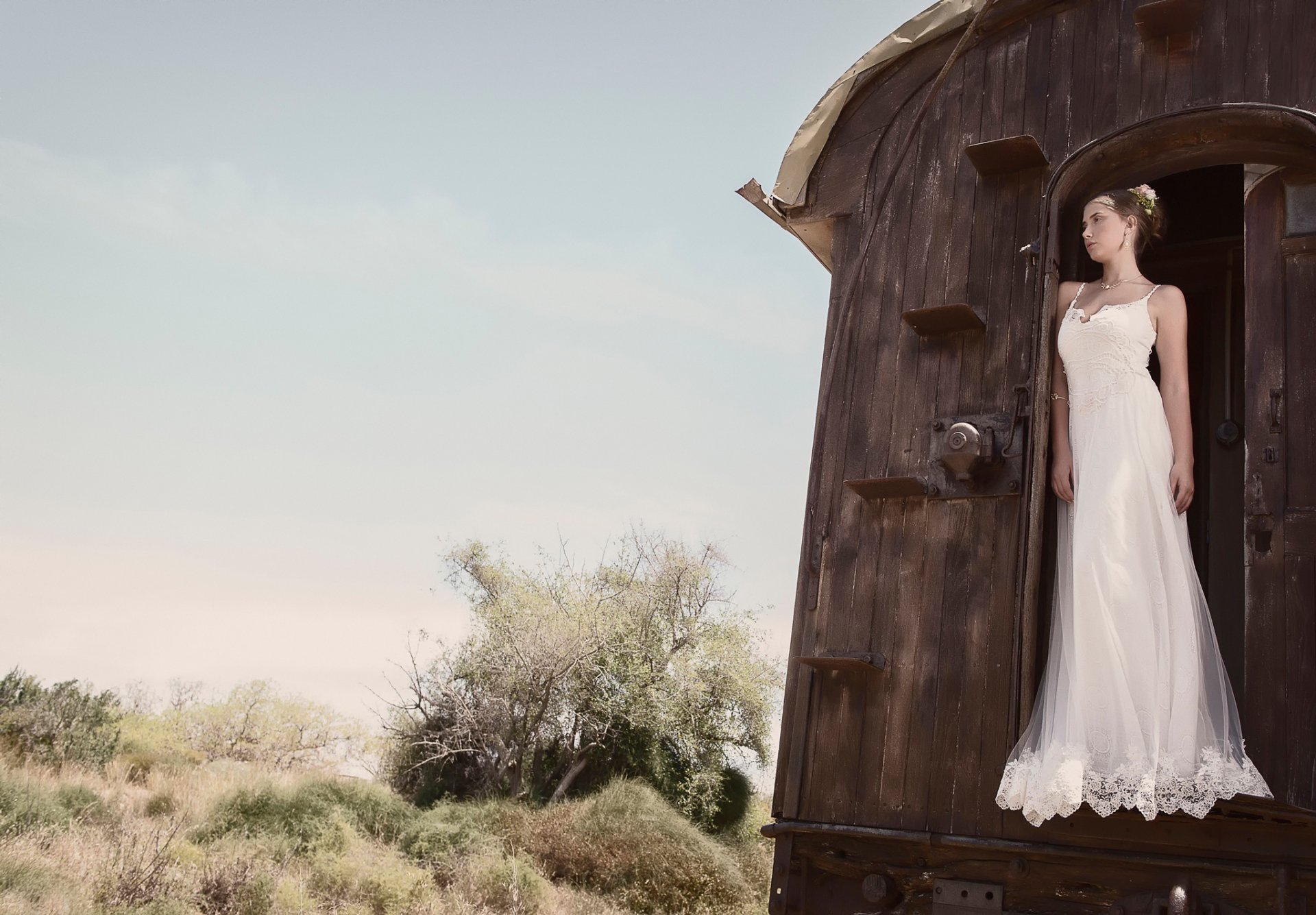 novia melancolía carro vestido