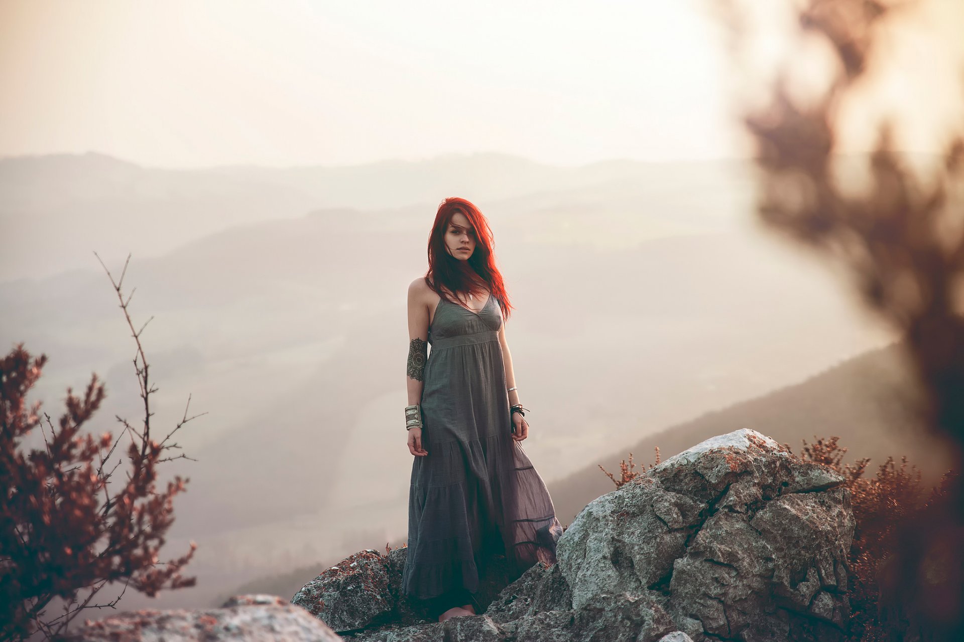 lorène rousse jeune fille les pierres la nature le dal la brume