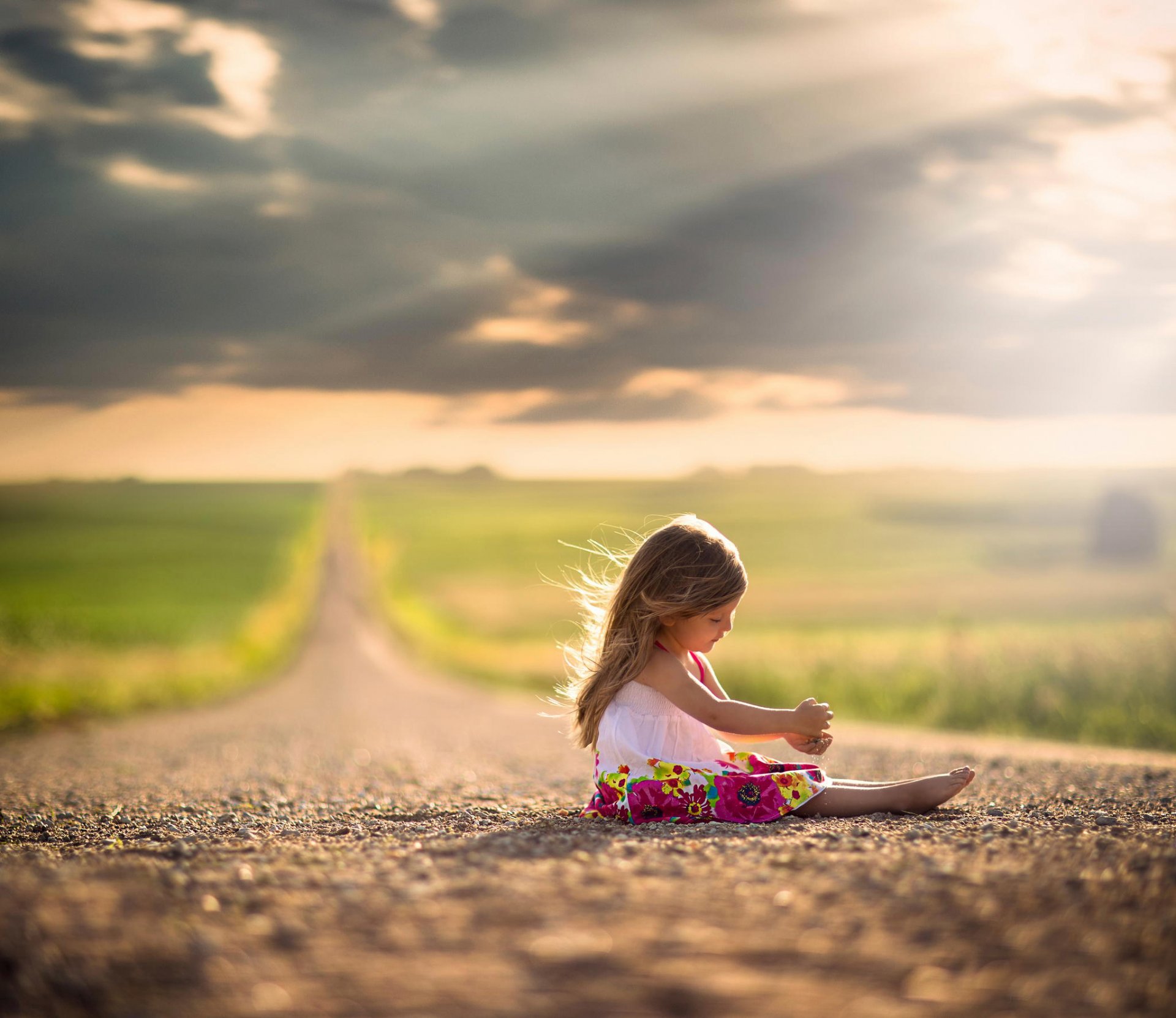 ragazza vestito sole strada spazio bokeh