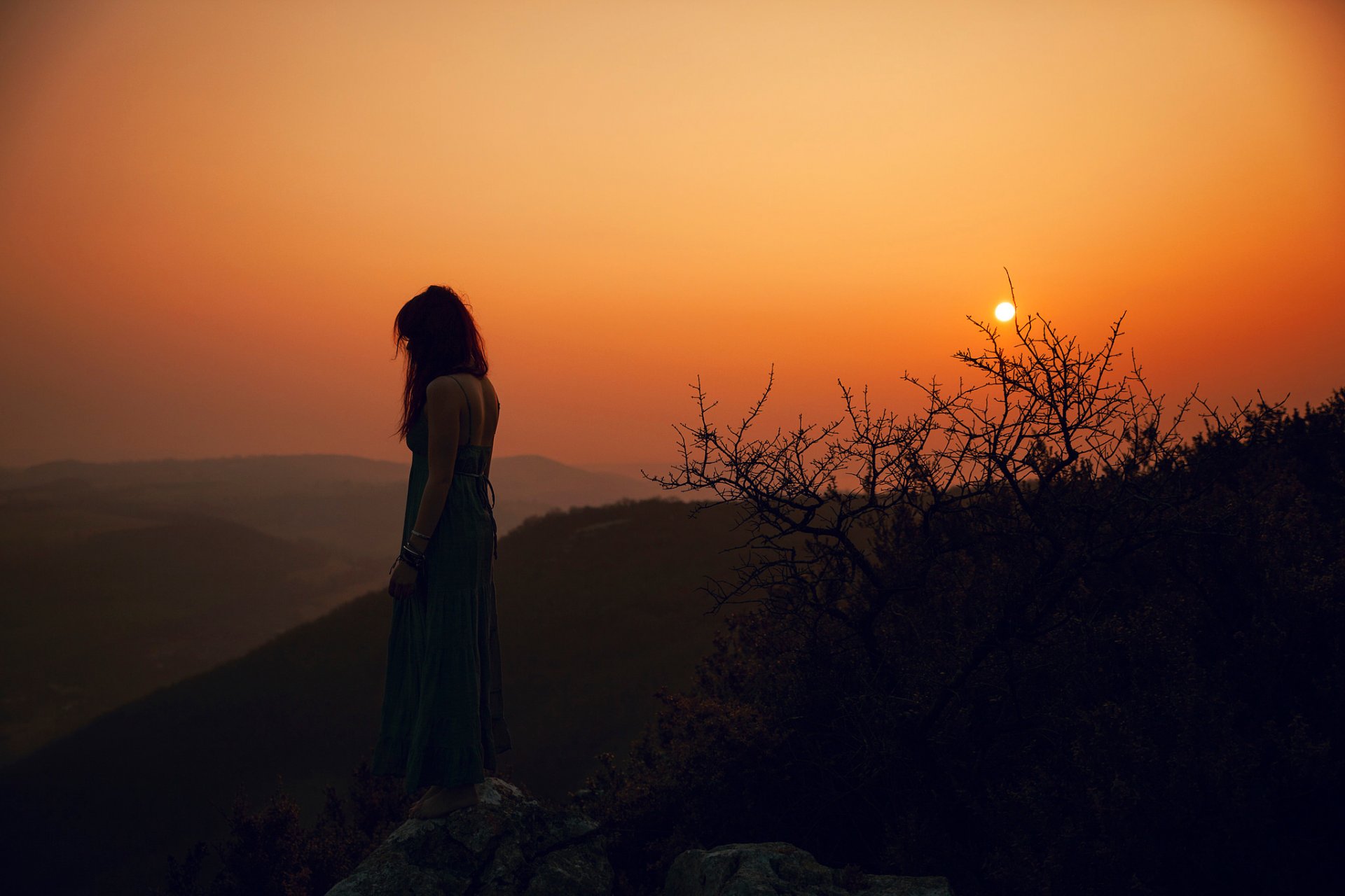 lorène capelli rossi ragazza roccia tramonto dal foschia