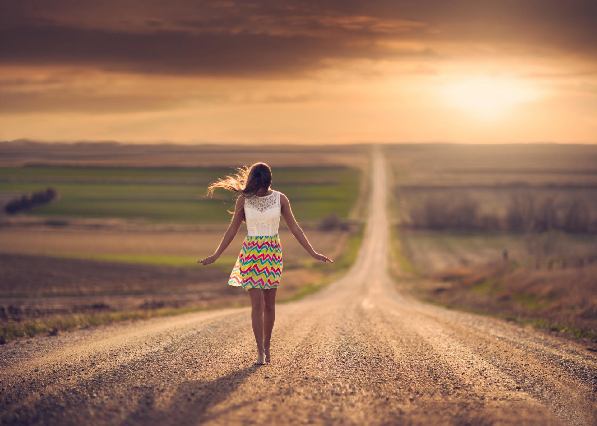 chica camino espacio bokeh