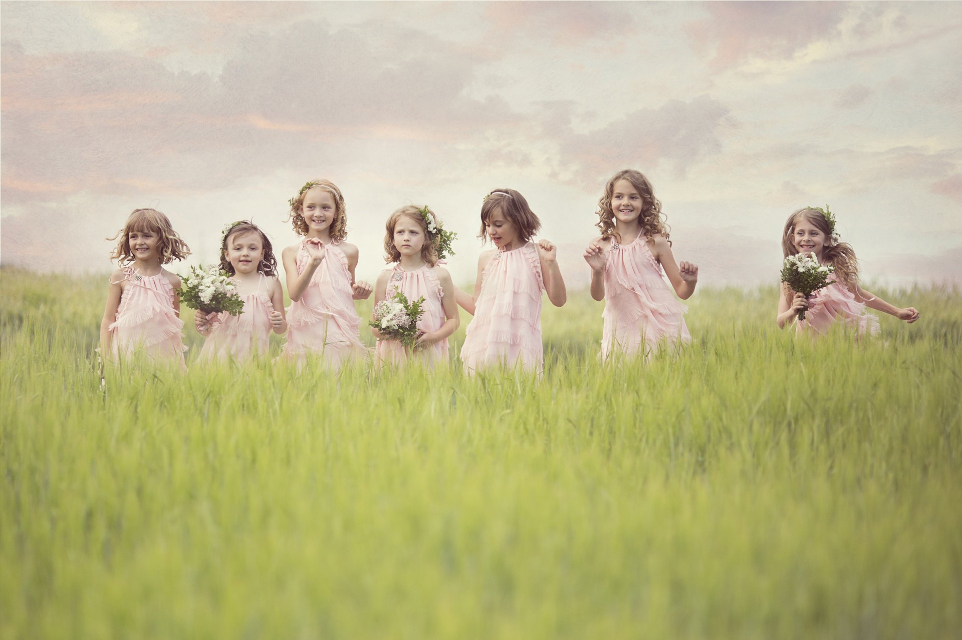 niños niñas campo flores alegría