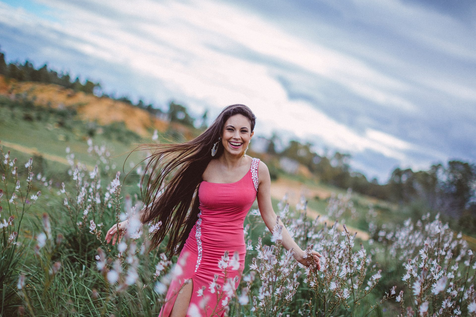 mädchen freude lachen feld kleid laufen