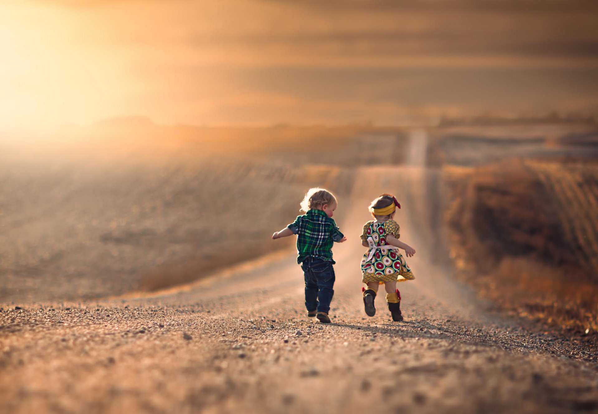 niño niña carretera correr alegría infancia