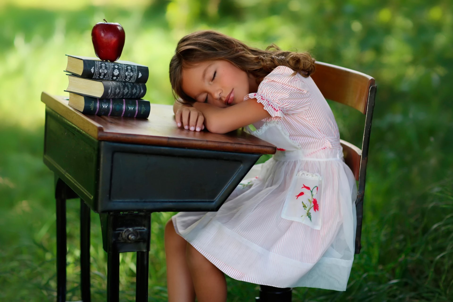 la petite fille le sommeil les livres la pomme