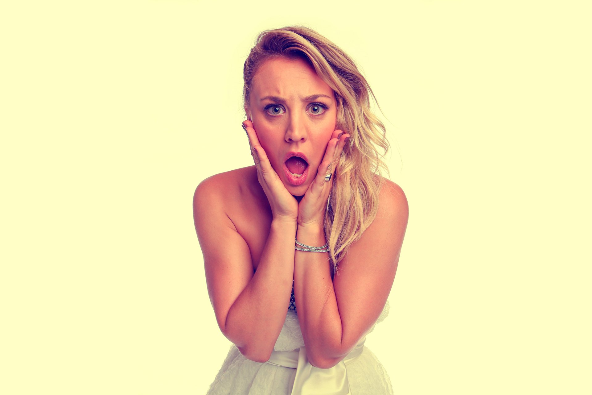 une exclamation de surprise les expressions faciales jeune fille kaley cuoco