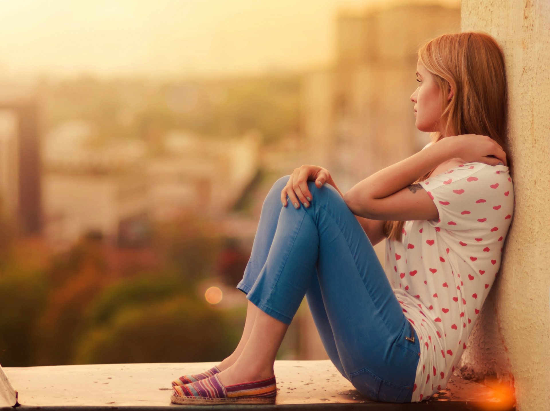 stati d animo ragazza bionda pensosità pensieri vista seduta sfocatura sfondo carta da parati widescreen a schermo intero widescreen widescreen