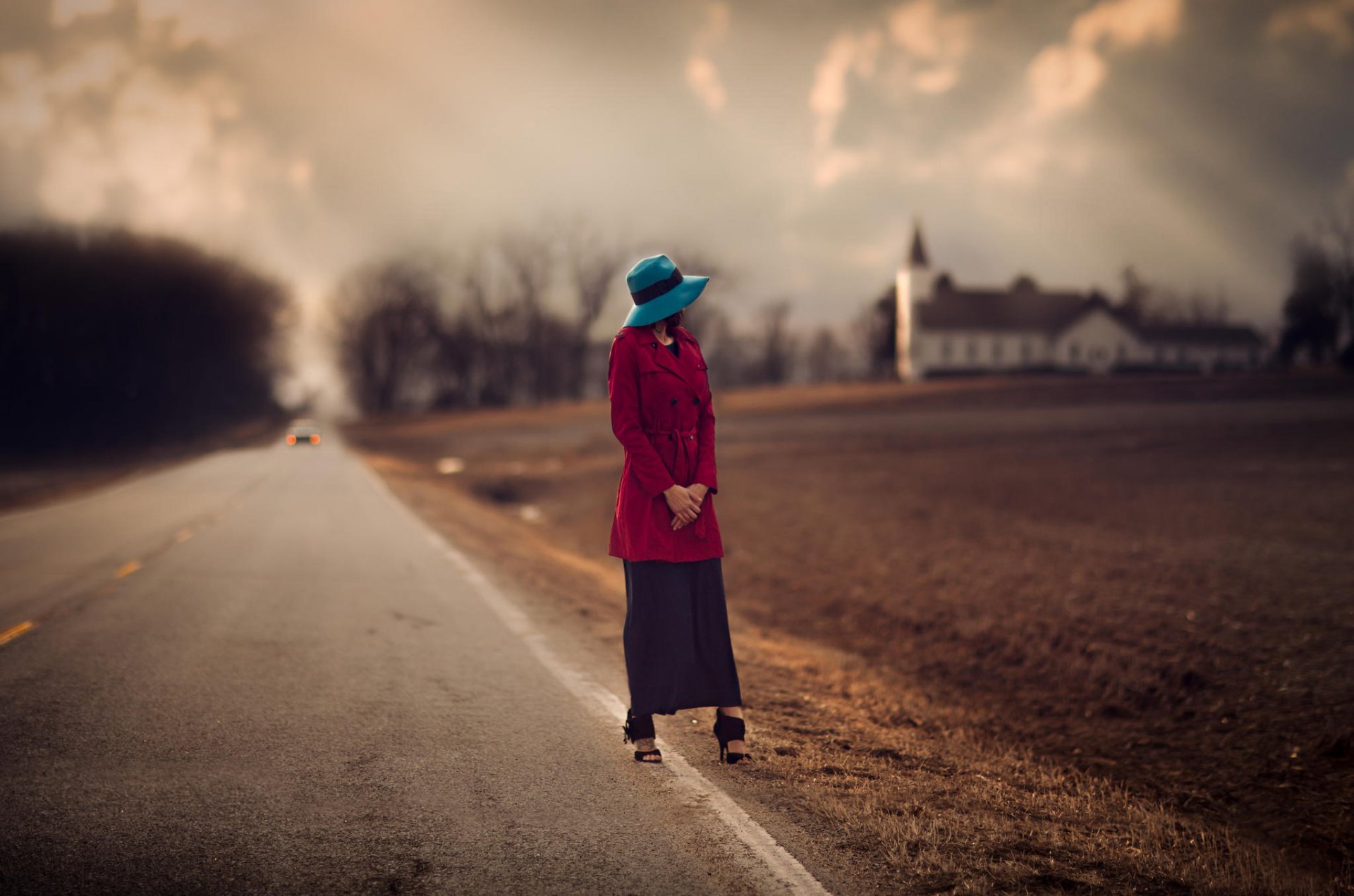 chica sombrero camino arado desenfoque borde de la carretera iglesia