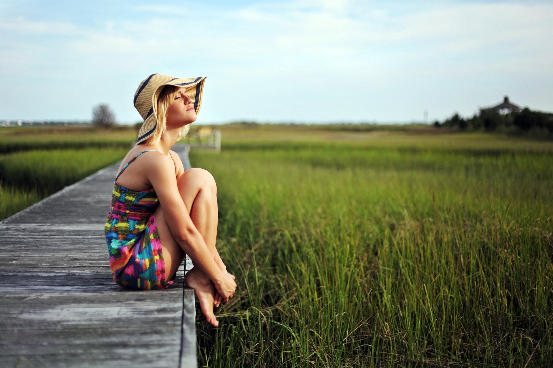 chica sombrero campo verano