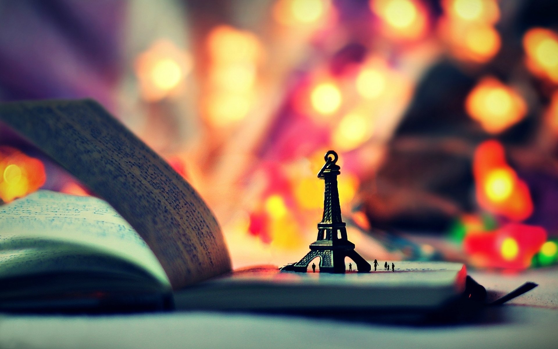 mood giocattolo statuetta torre eiffel libro libro quaderno quaderno luci bokeh sfondo carta da parati widescreen schermo intero widescreen widescreen