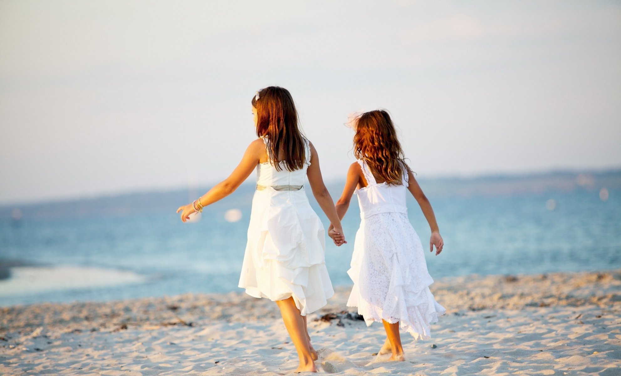 stimmungen kinder mädchen mädchen schwestern freundinnen freundinnen kleid sand strand meer flusswelle sommer hintergrund tapete widescreen vollbild widescreen widescreen