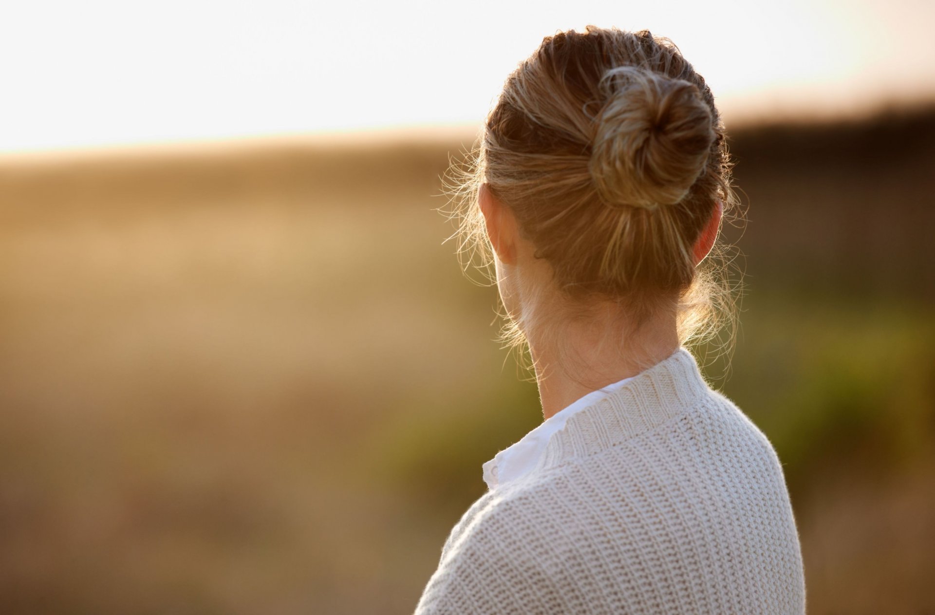 de l humeur la jeune fille la tête les cheveux la lumière la coiffure. chignon flou toile de fond fond d écran grand écran plein écran grand écran grand écran