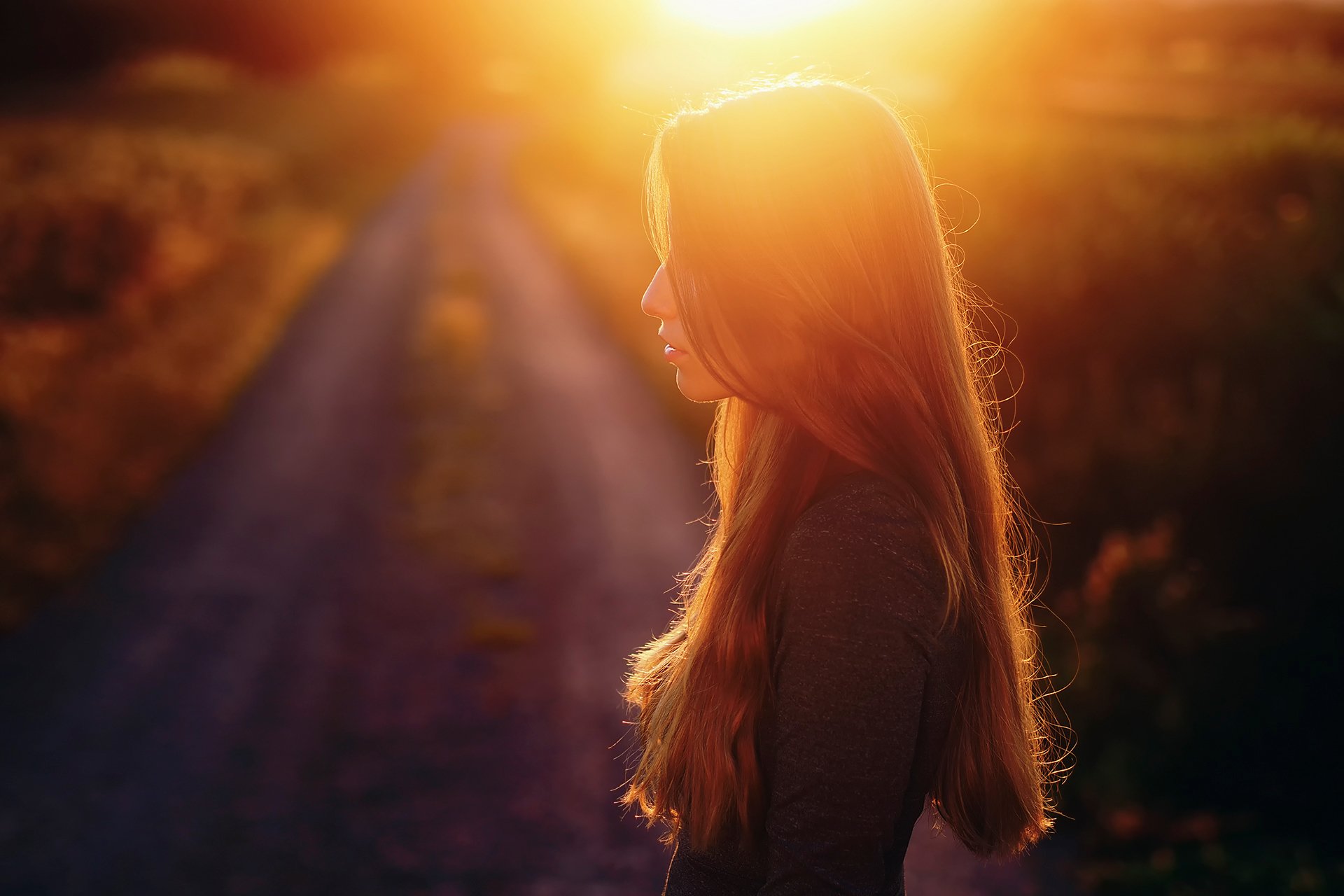 profilo ragazza sole tramonto silhouette