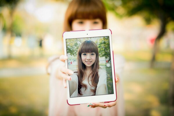 Fille orientale avec tablette debout