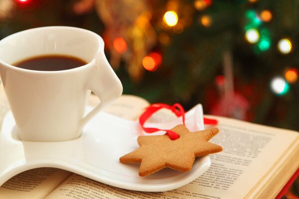 Ein Buch in der Neujahrs-Umgebung. Kaffee mit Keksen und ein Buch