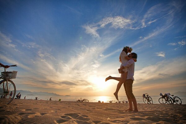 Couple câlins sur la plage