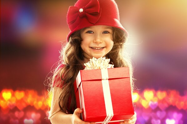 Sonrisa alegre y el estado de ánimo de una niña con un regalo