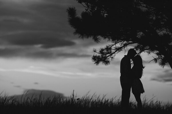 Un couple amoureux sur un fond noir et blanc