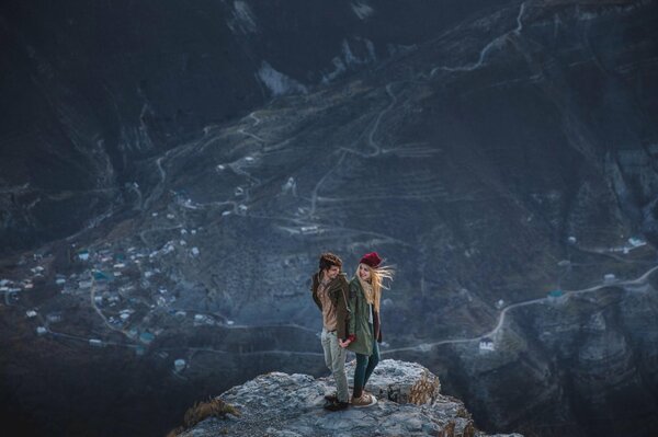 Un couple sur le rocher de la falaise