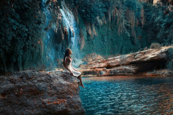 Schönes Mädchen auf einem Wasserfall Hintergrund