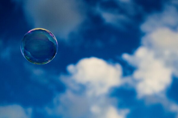 Una gota de agua en el fondo de las nubes