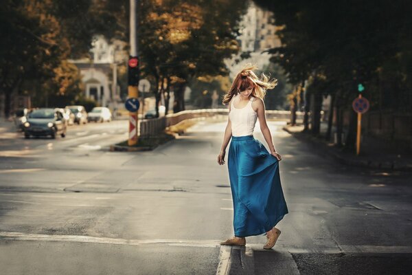 Ragazza sulla strada al mattino