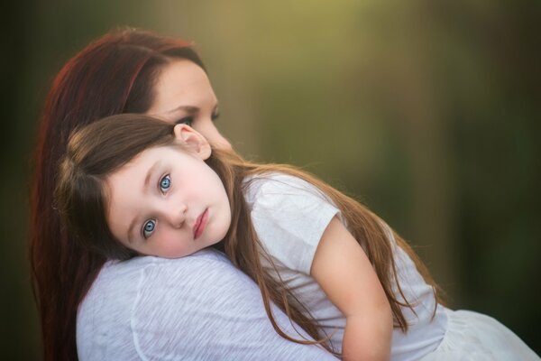 Maman avec une petite fille tendresse