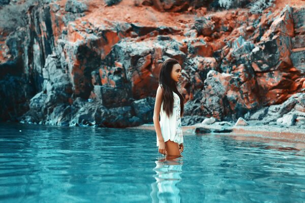 Mädchen im Wasser auf dem Hintergrund der türkischen Natur