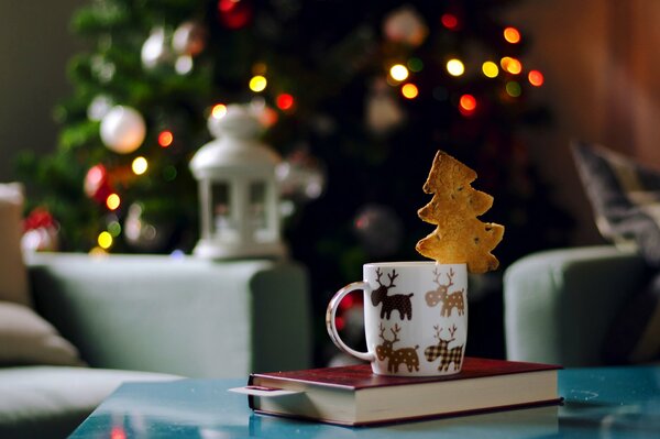 Soirée tranquille de Noël près de la cheminée