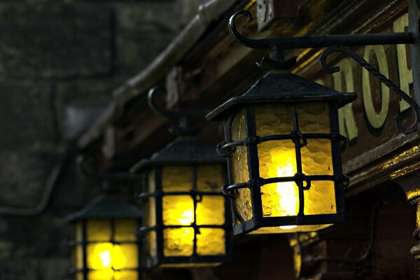 Lanterne notturne con cornice forgiata sulla facciata della casa