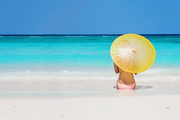 Nad morzem z parasolem dziewczyna na plaży