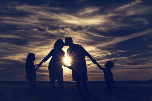 Familia en el mar se encuentra con la puesta de sol