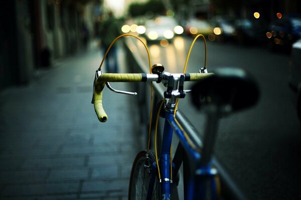 La bicicleta está en la calle